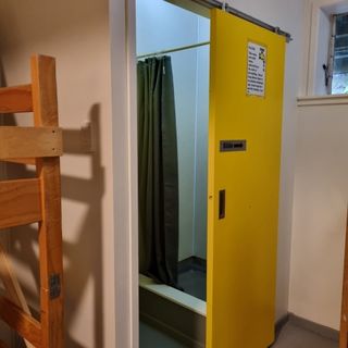 Bunkroom 3 shower